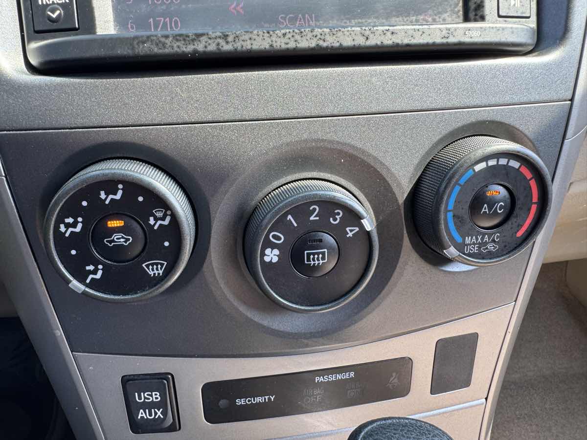 2013 Toyota Corolla LE photo 29