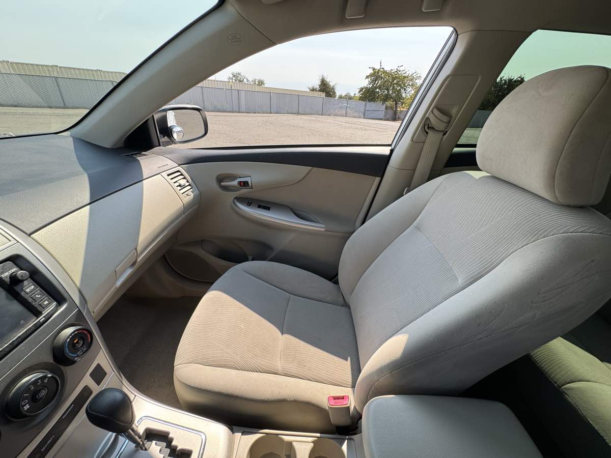 2013 Toyota Corolla LE photo 32