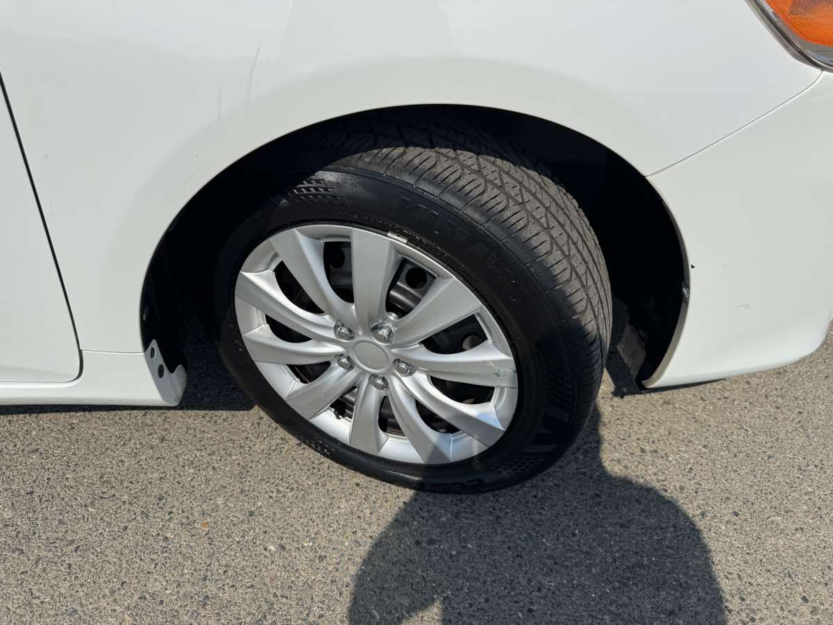 2013 Toyota Corolla LE photo 36
