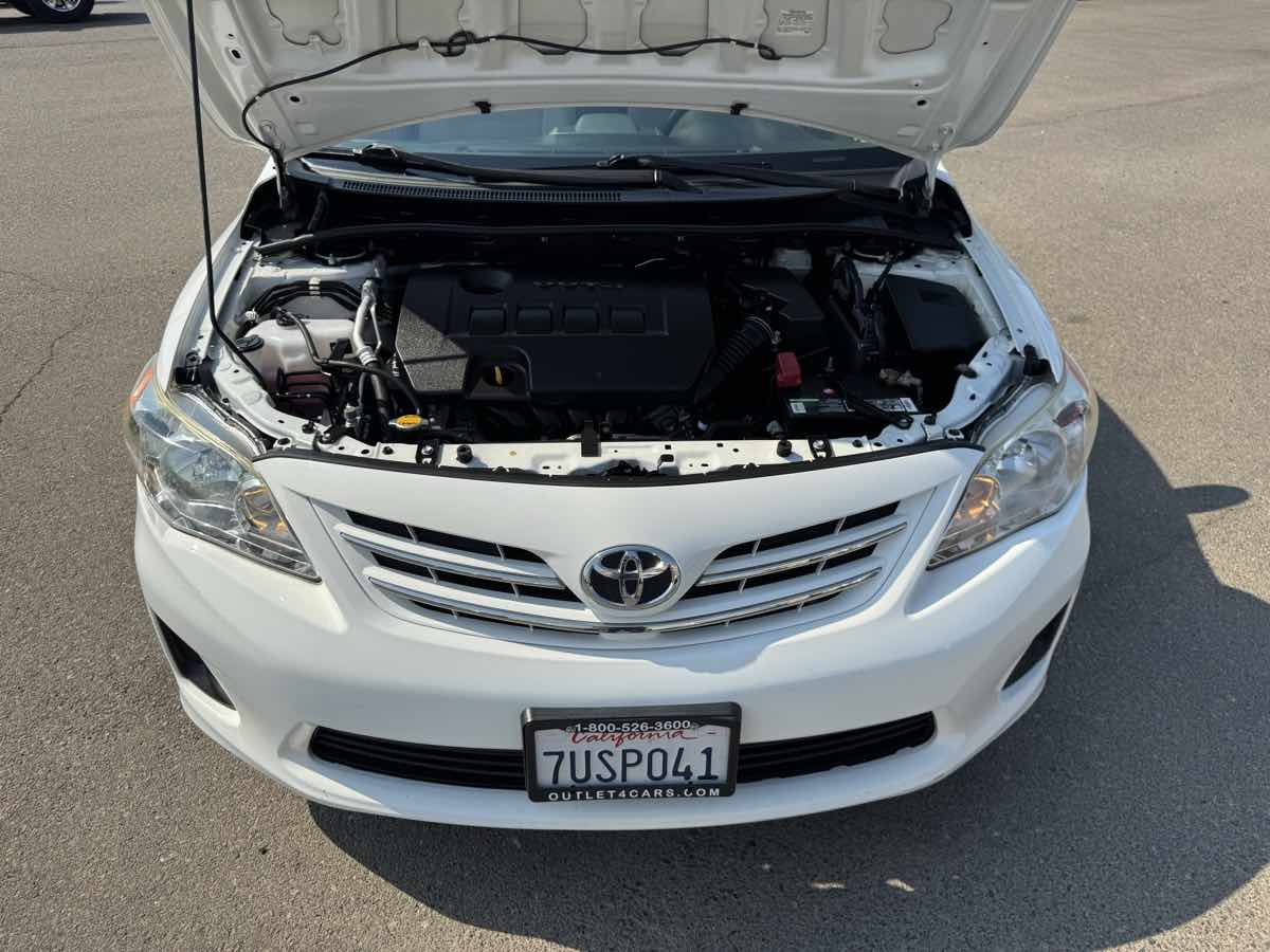 2013 Toyota Corolla LE photo 37