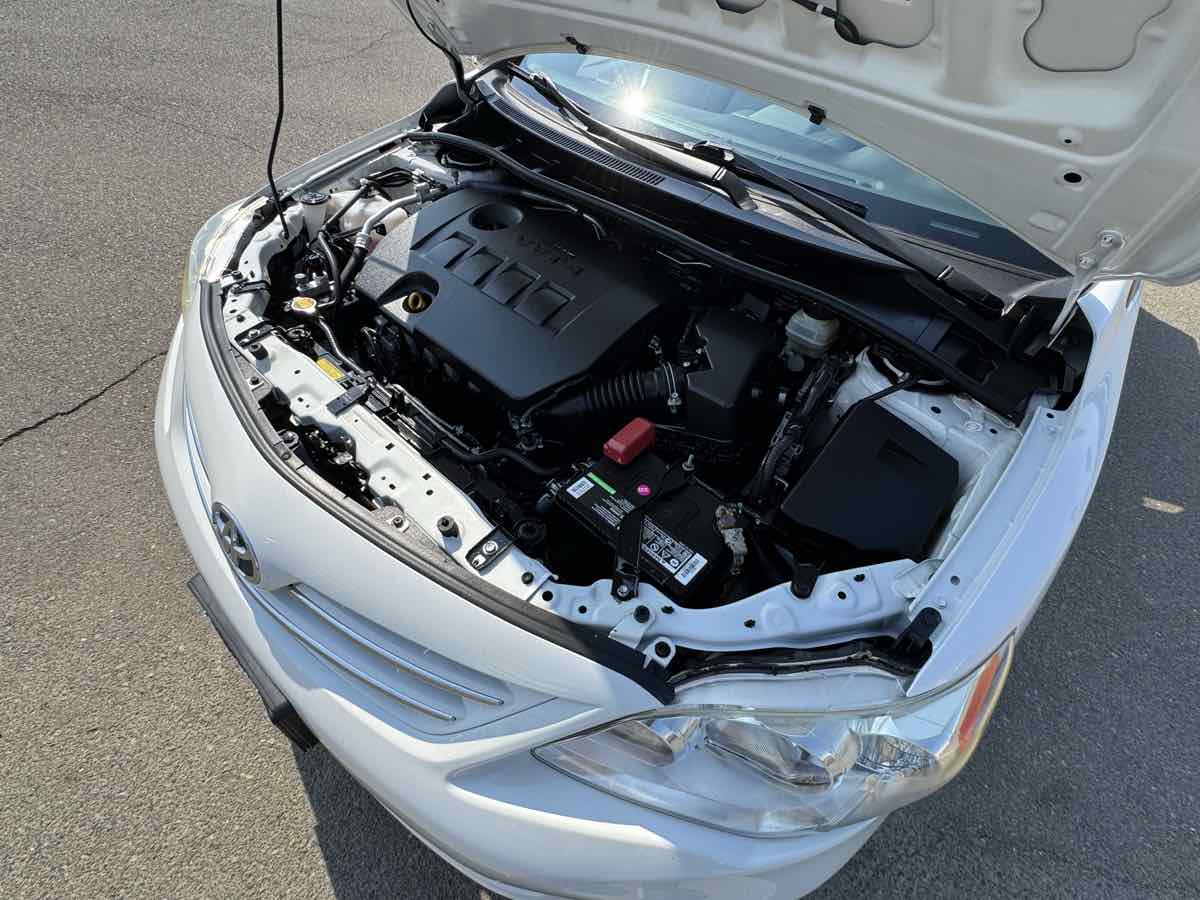 2013 Toyota Corolla LE photo 38