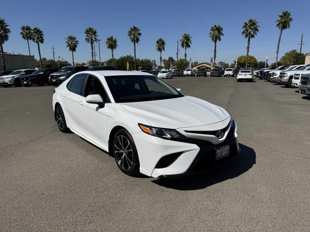 2018 Toyota Camry SE photo 2