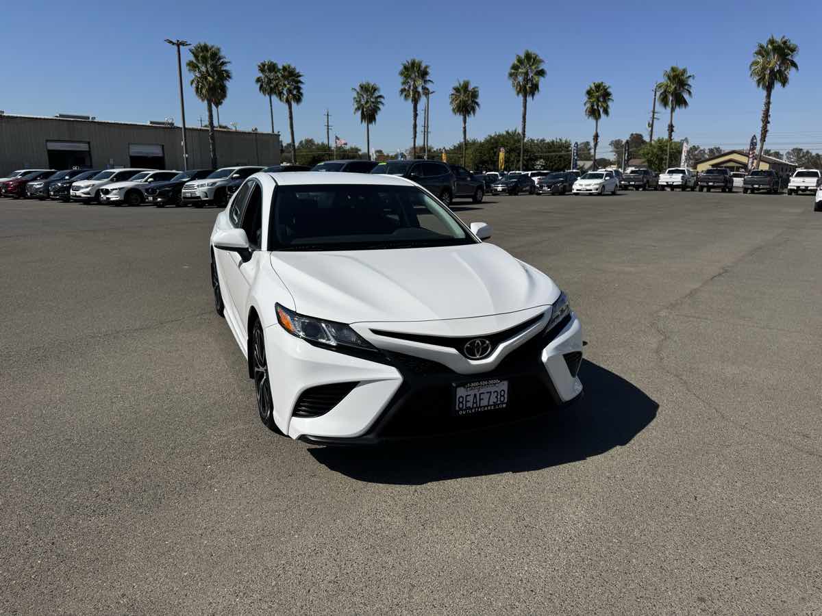 2018 Toyota Camry SE photo 3