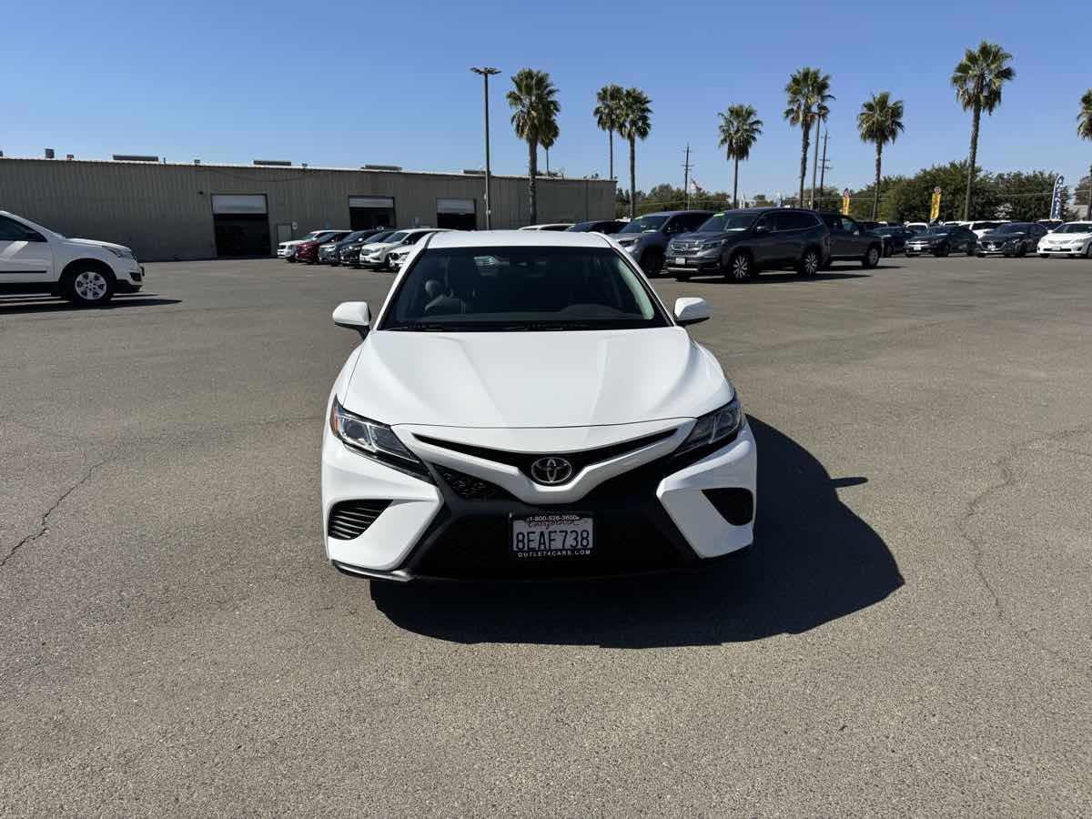 2018 Toyota Camry SE photo 4