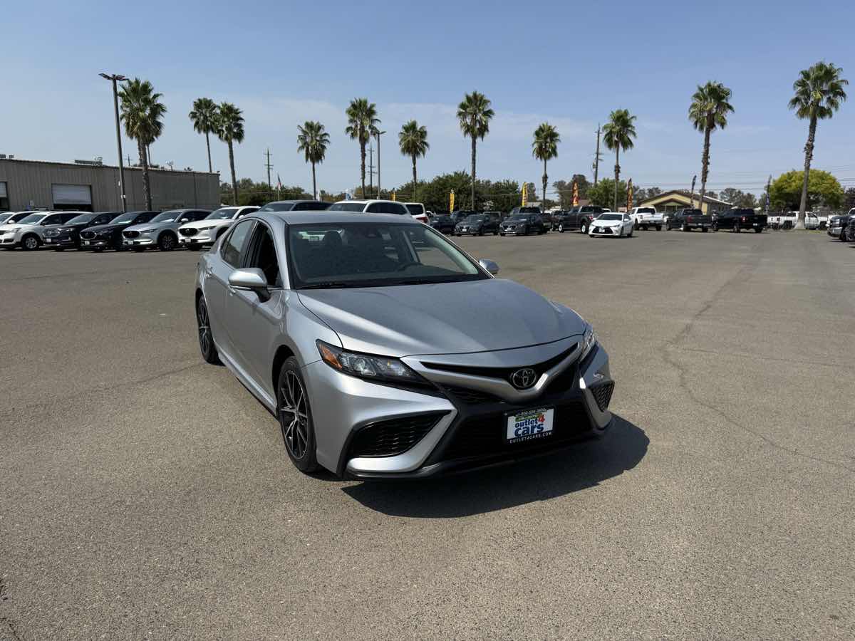2022 Toyota Camry SE photo 3