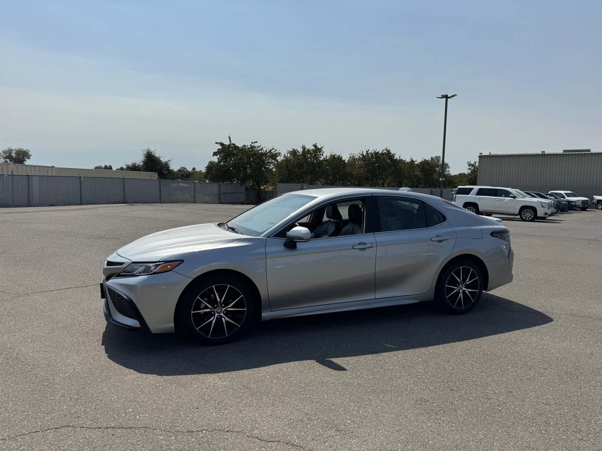2022 Toyota Camry SE photo 6