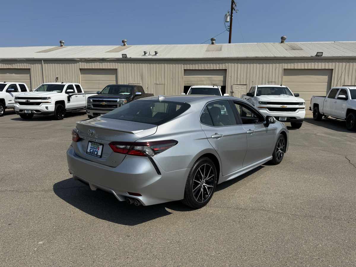 2022 Toyota Camry SE photo 11