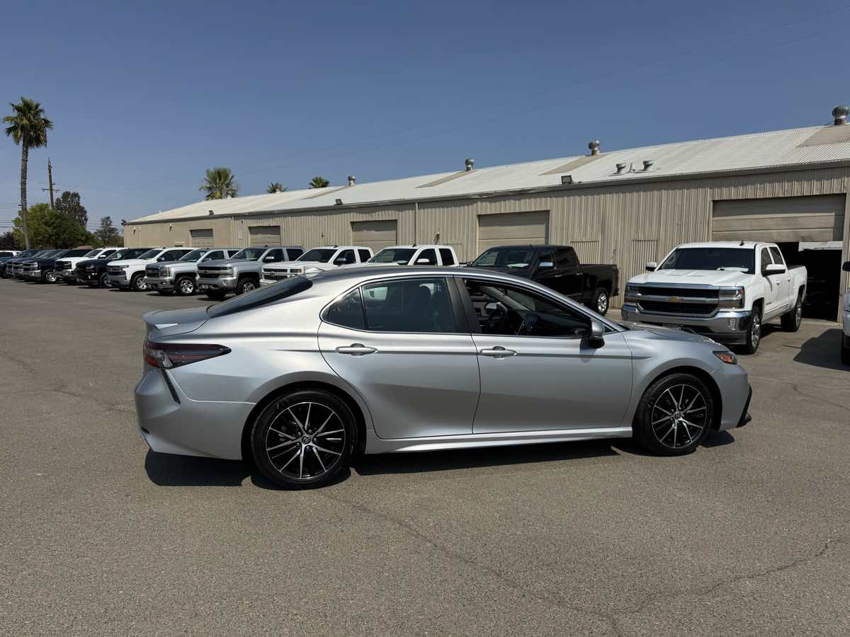 2022 Toyota Camry SE photo 12