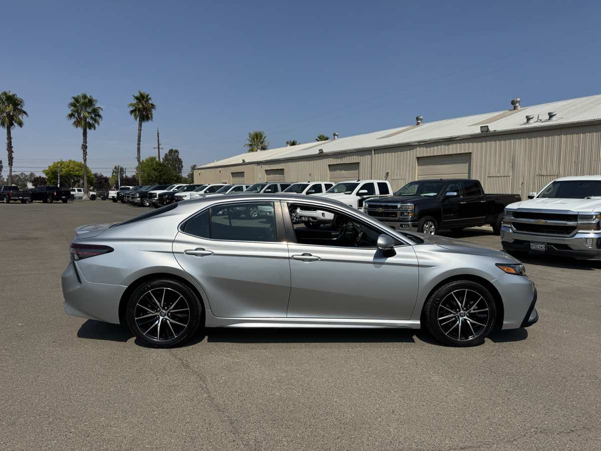 2022 Toyota Camry SE photo 13