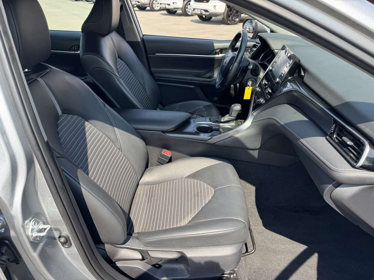 2022 Toyota Camry SE photo 16