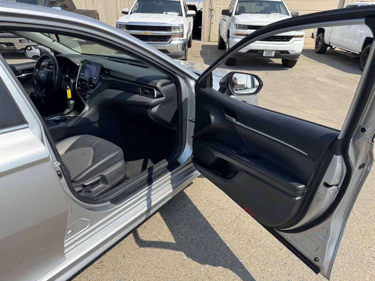 2022 Toyota Camry SE photo 18