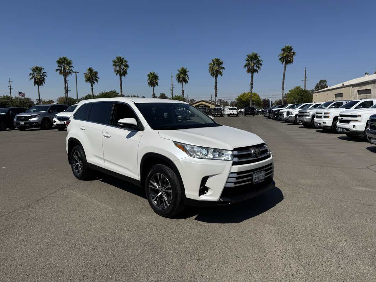 2019 Toyota Highlander LE photo 2