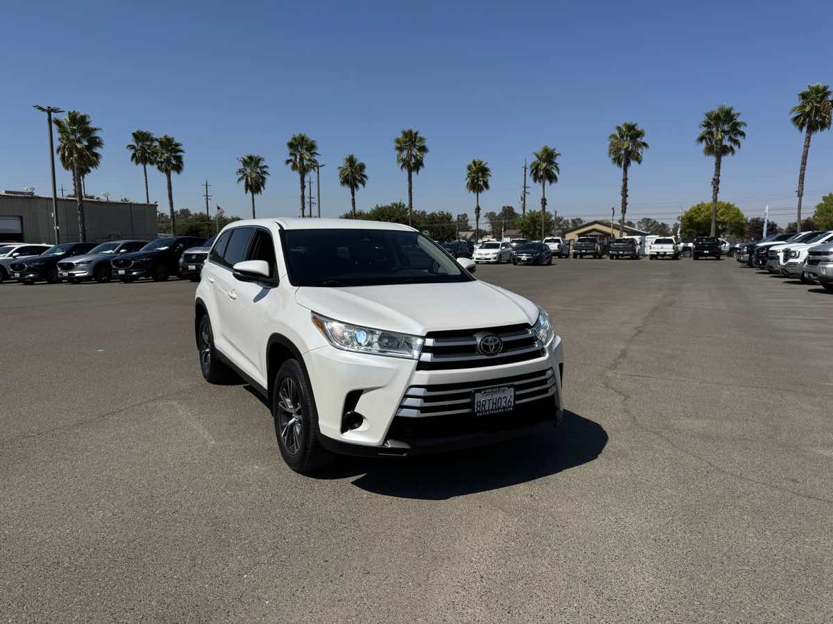 2019 Toyota Highlander LE photo 3