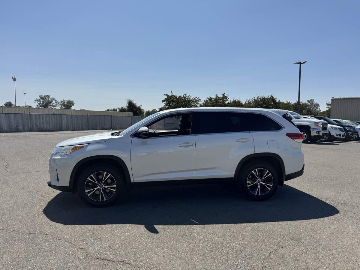 2019 Toyota Highlander LE photo 8