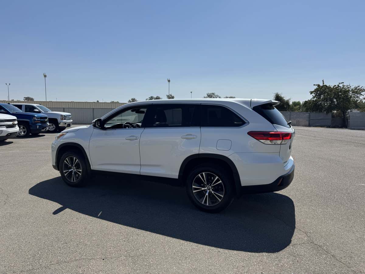 2019 Toyota Highlander LE photo 7