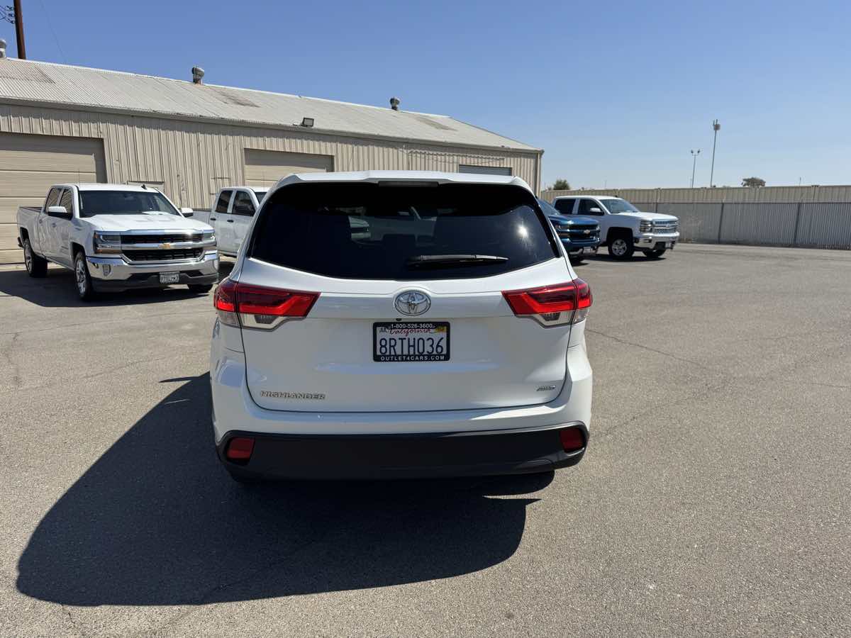 2019 Toyota Highlander LE photo 10