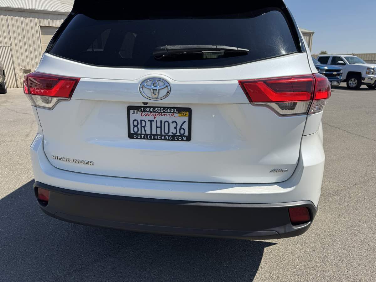 2019 Toyota Highlander LE photo 11