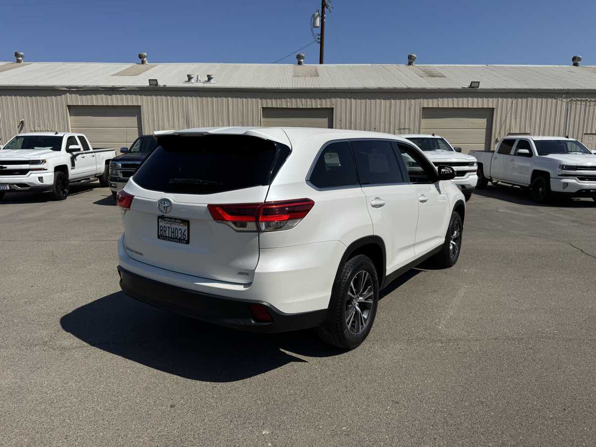2019 Toyota Highlander LE photo 12