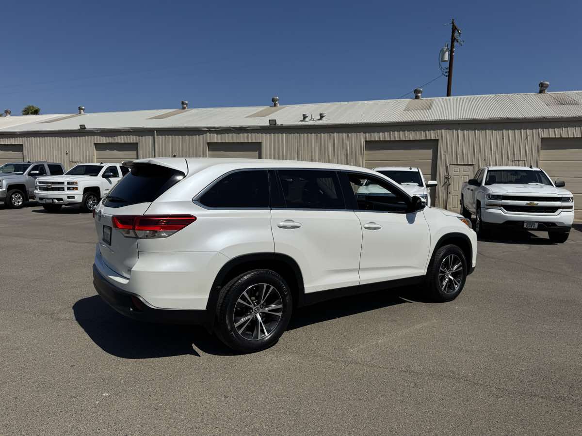 2019 Toyota Highlander LE photo 13