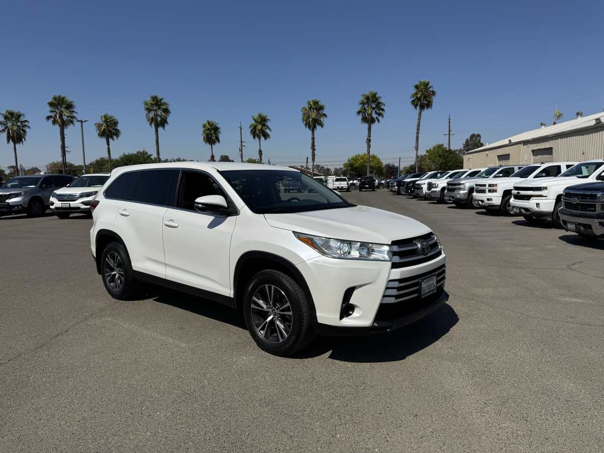 2019 Toyota Highlander LE photo 16