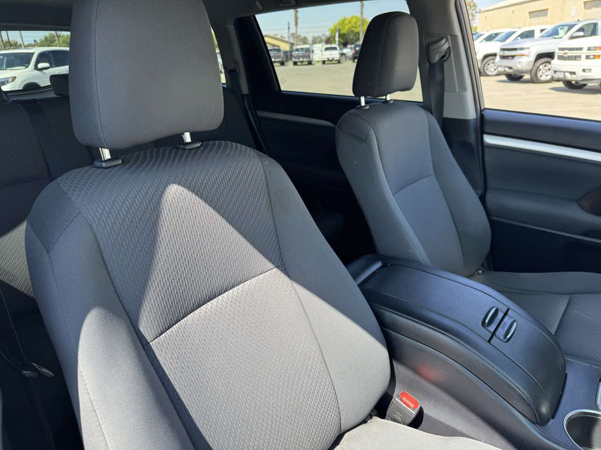 2019 Toyota Highlander LE photo 18