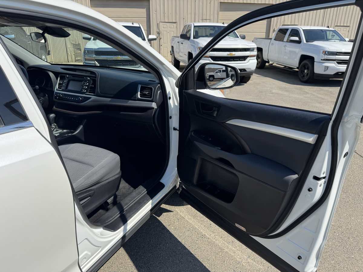 2019 Toyota Highlander LE photo 19