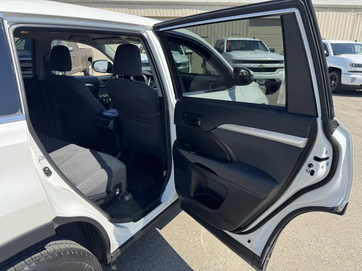 2019 Toyota Highlander LE photo 22