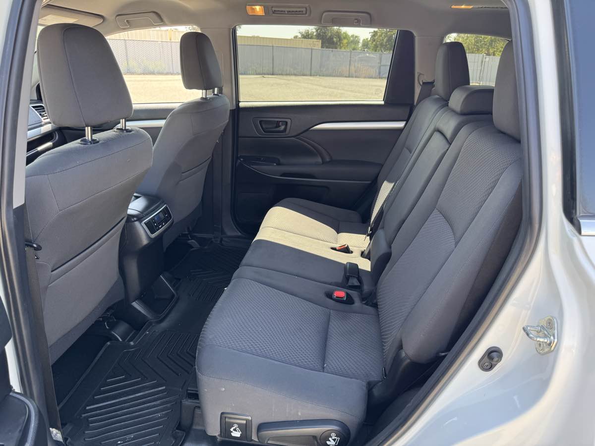 2019 Toyota Highlander LE photo 24