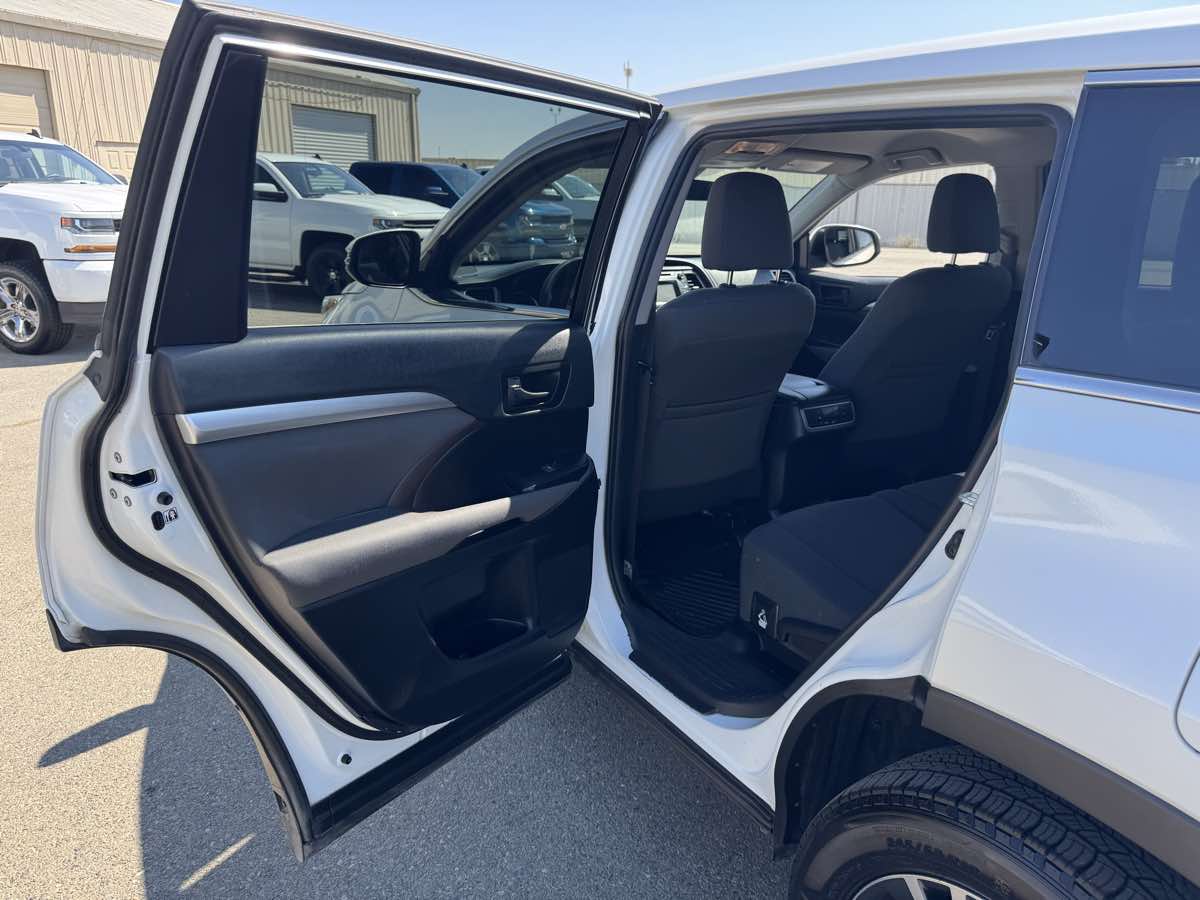 2019 Toyota Highlander LE photo 26