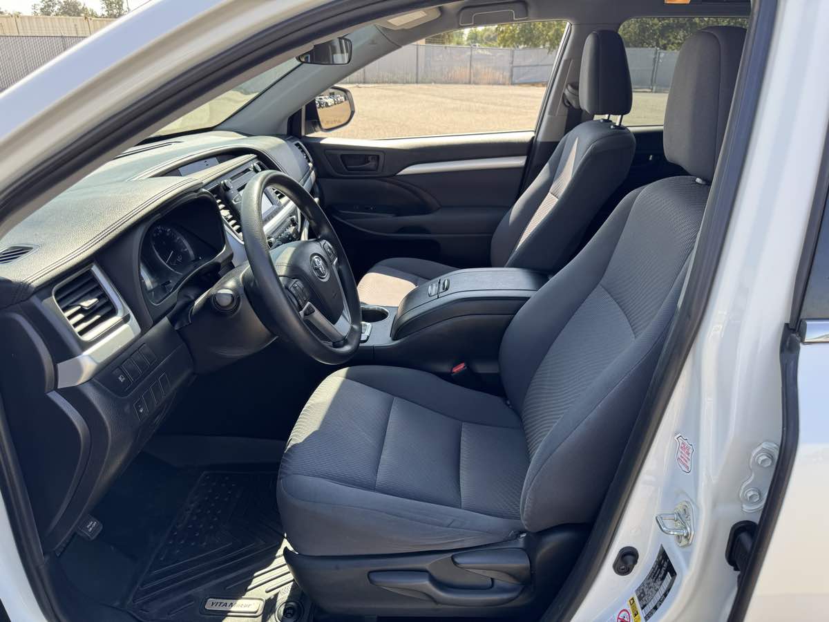 2019 Toyota Highlander LE photo 27