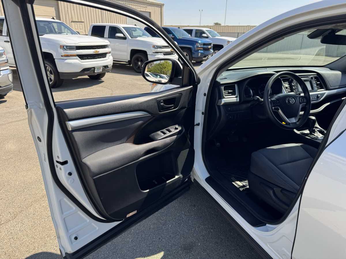 2019 Toyota Highlander LE photo 28