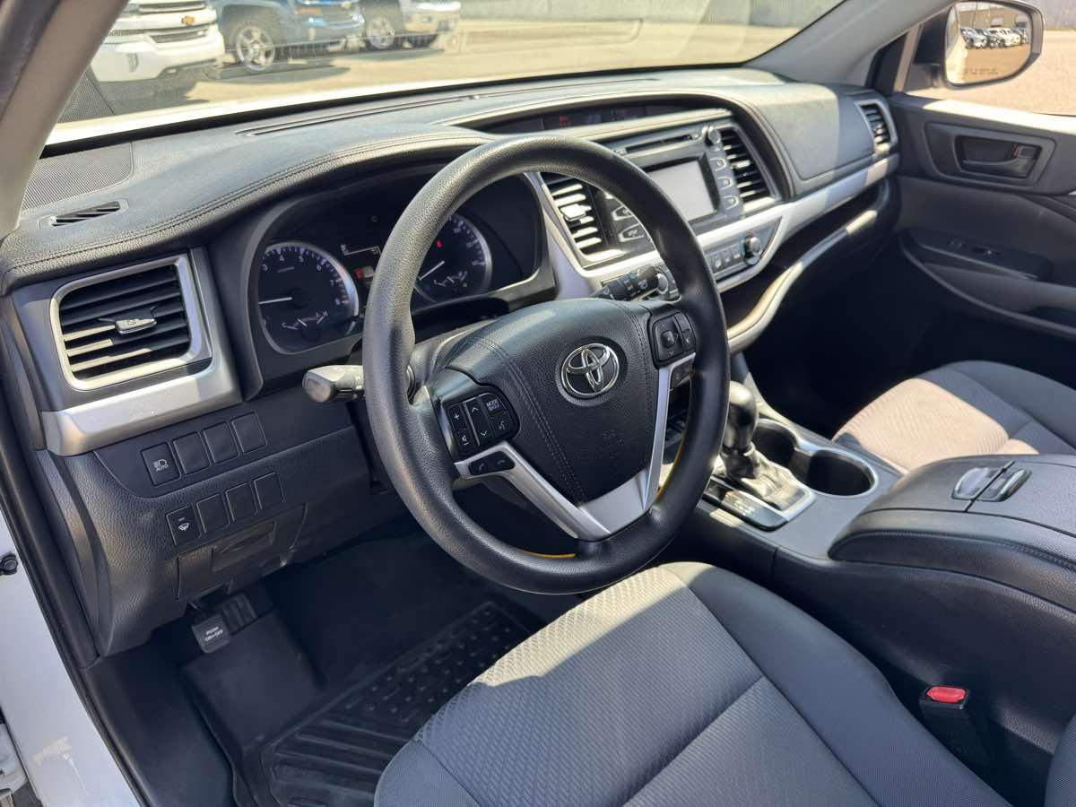 2019 Toyota Highlander LE photo 30