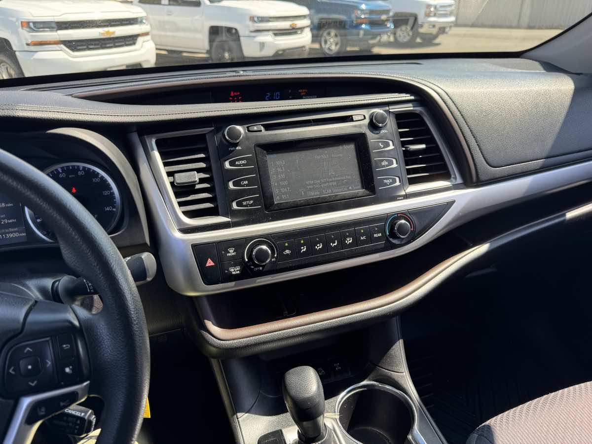 2019 Toyota Highlander LE photo 32