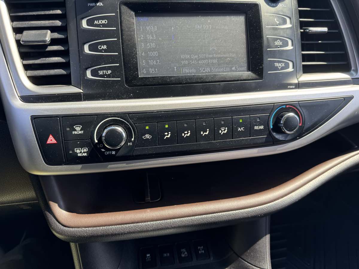 2019 Toyota Highlander LE photo 34