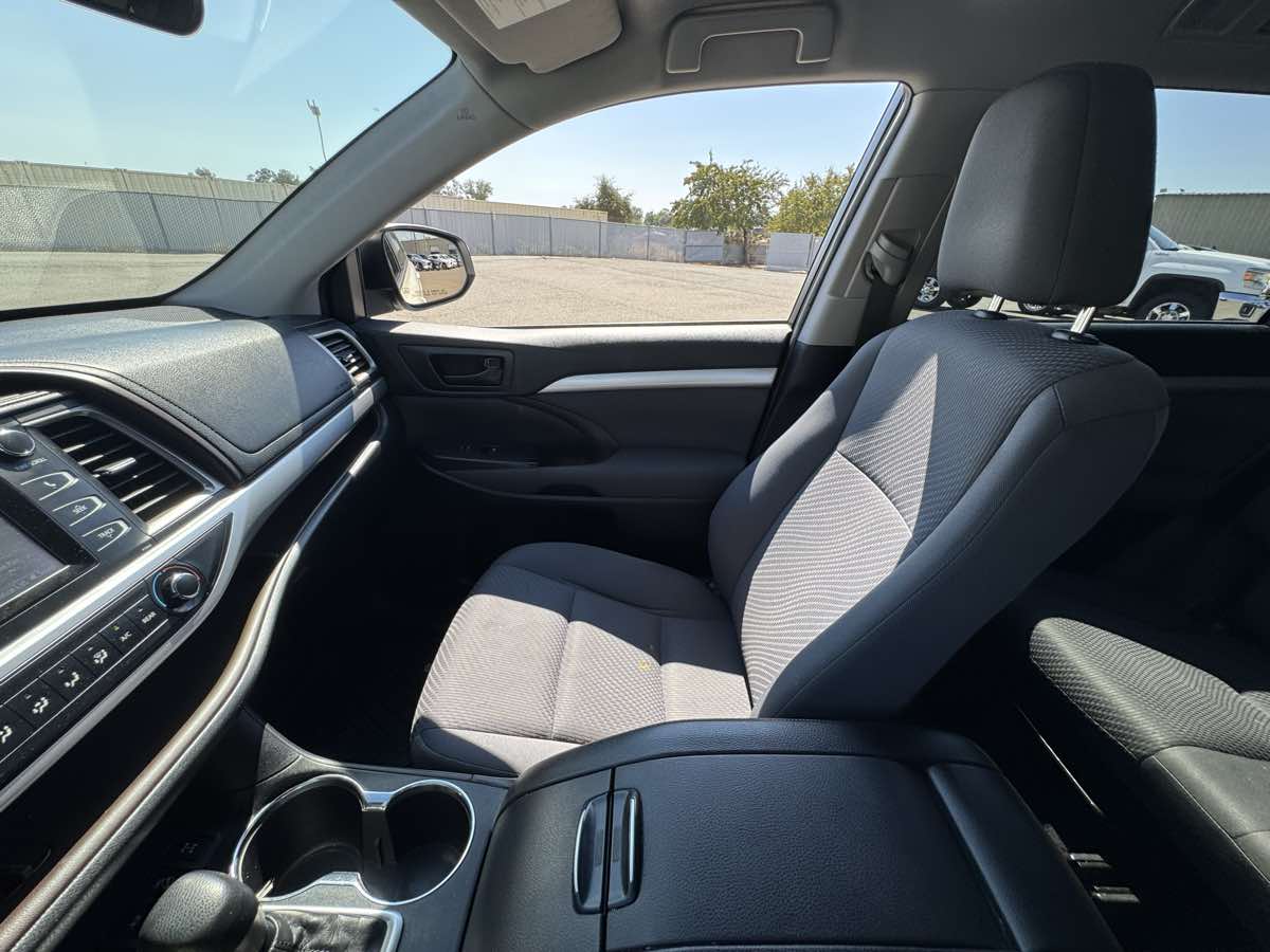 2019 Toyota Highlander LE photo 38