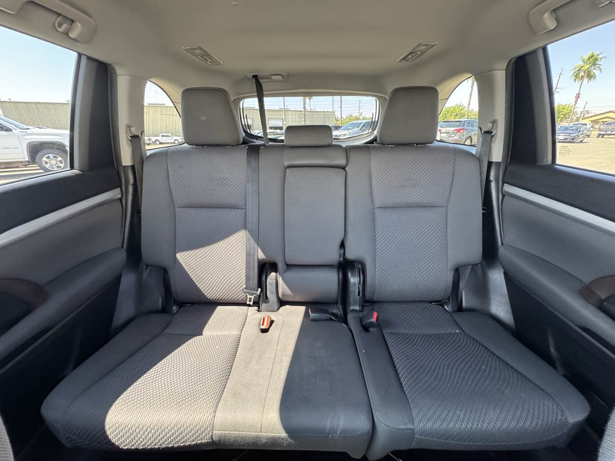 2019 Toyota Highlander LE photo 39