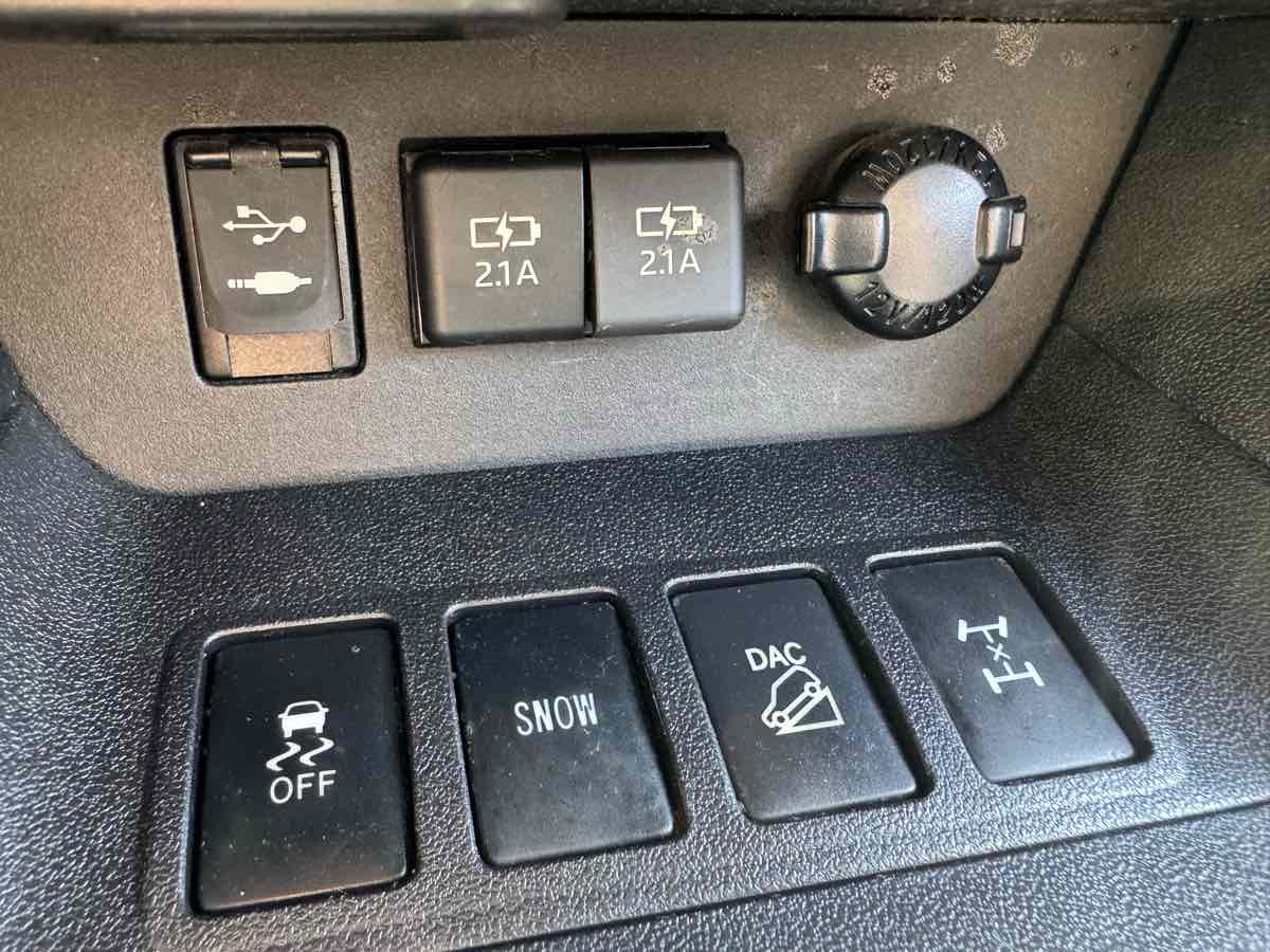 2019 Toyota Highlander LE photo 40