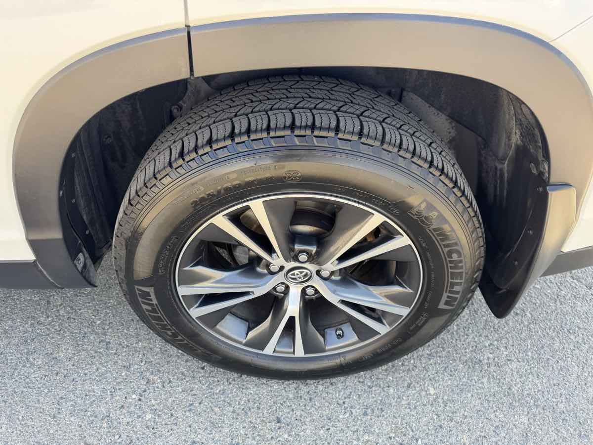 2019 Toyota Highlander LE photo 41