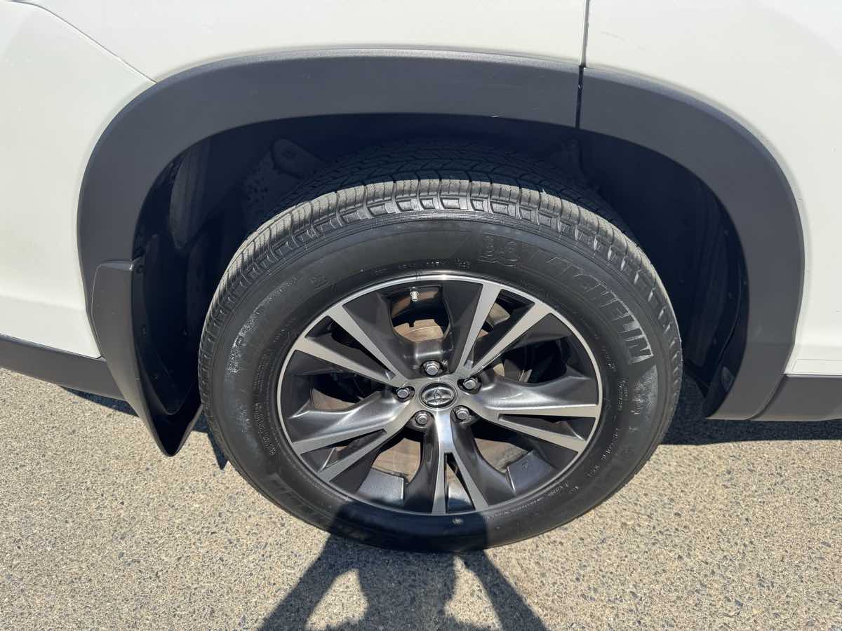 2019 Toyota Highlander LE photo 42