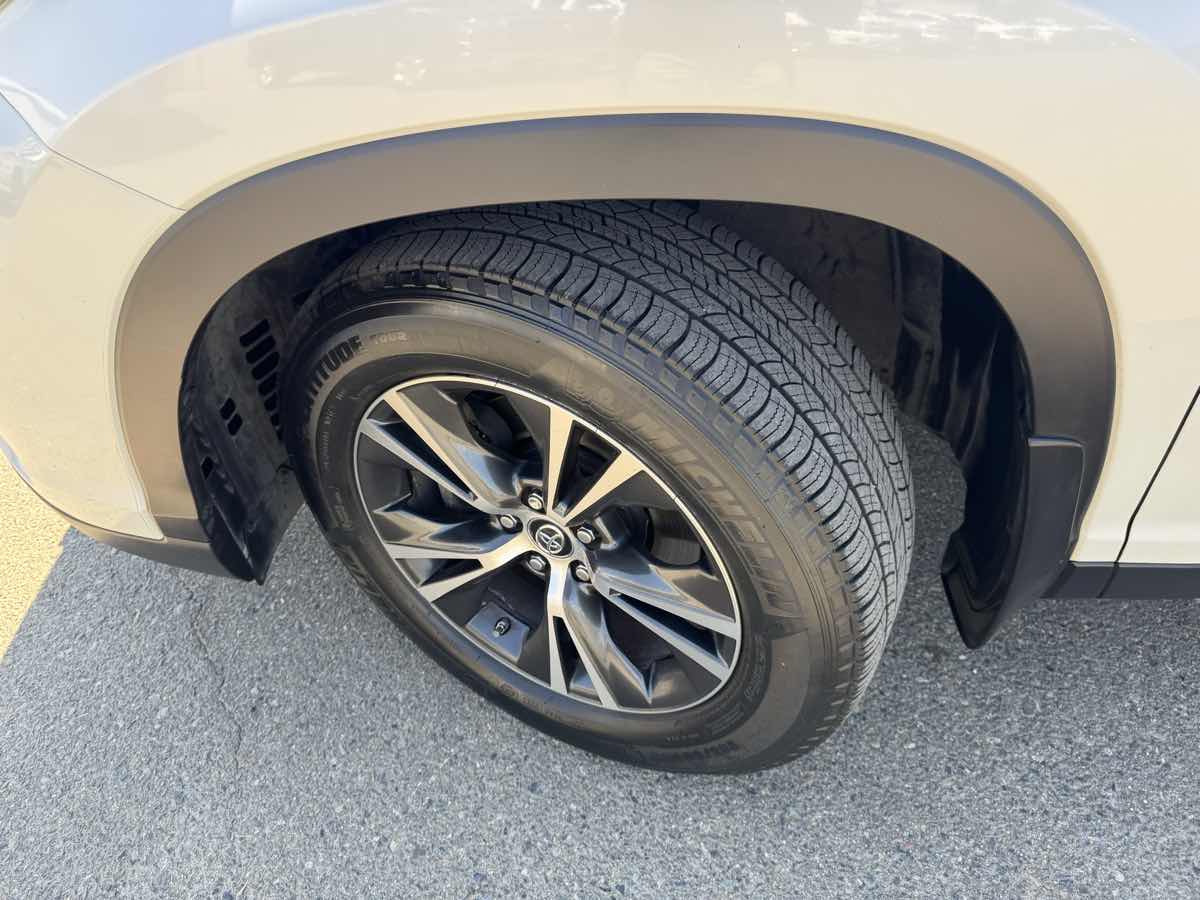 2019 Toyota Highlander LE photo 44