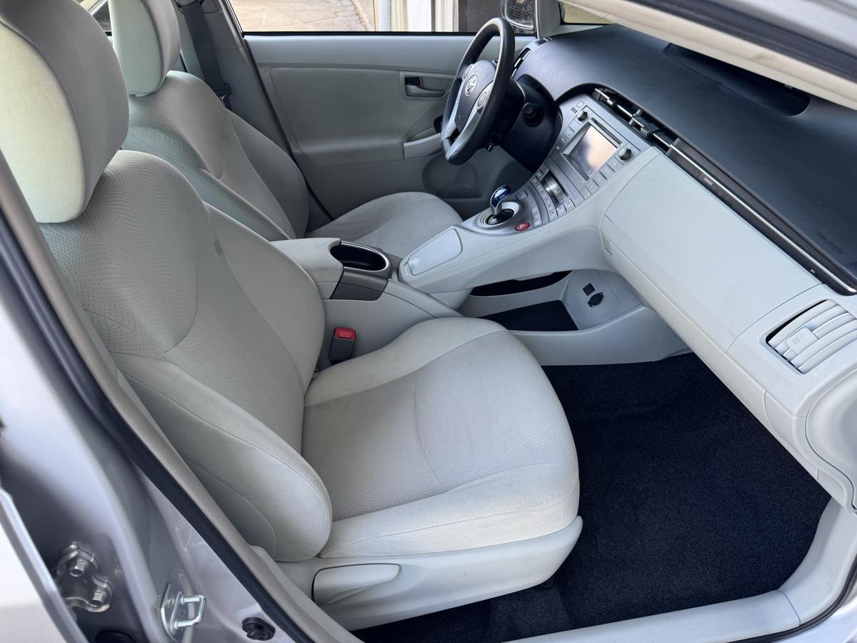 2013 Toyota Prius Two photo 15
