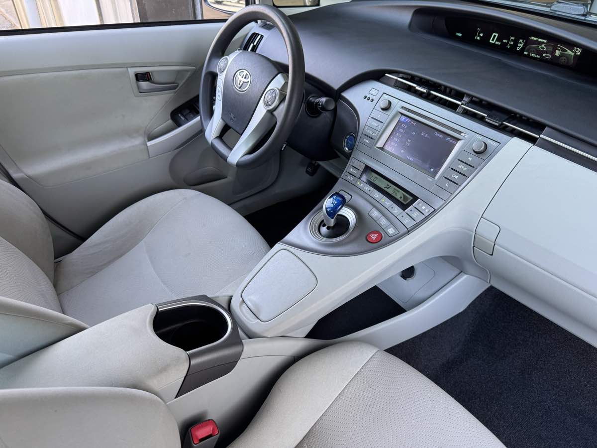 2013 Toyota Prius Two photo 16
