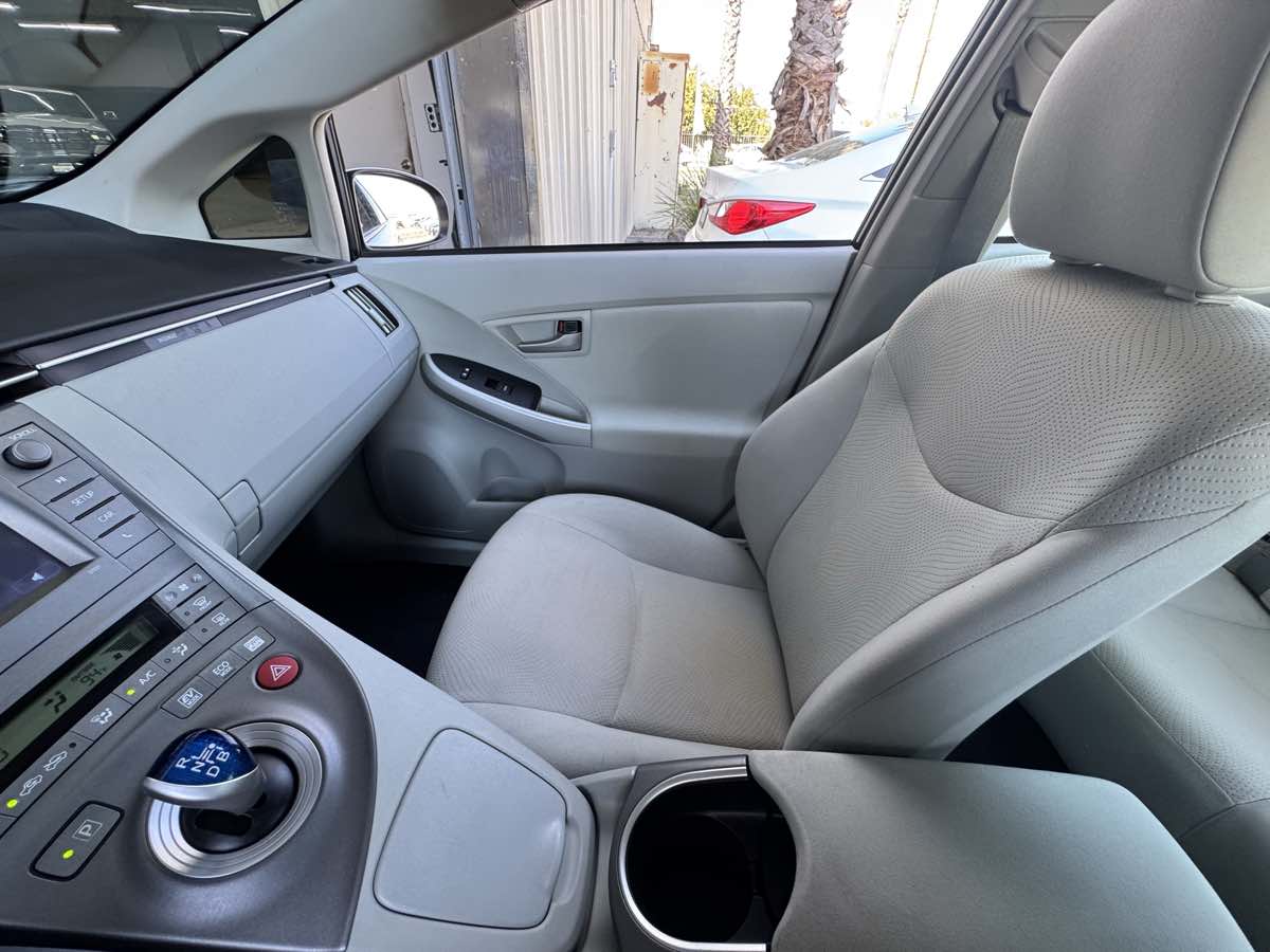 2013 Toyota Prius Two photo 32