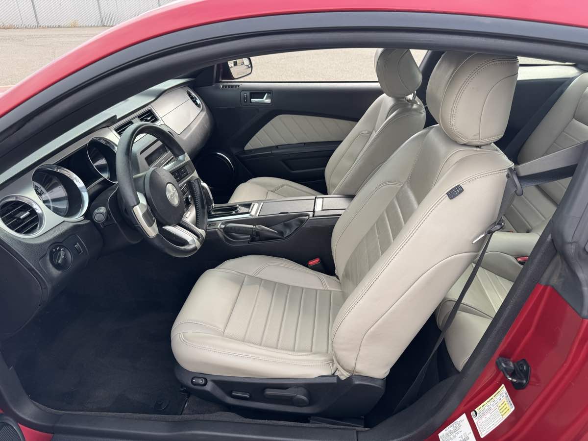 2013 Ford Mustang V6 Premium photo 18