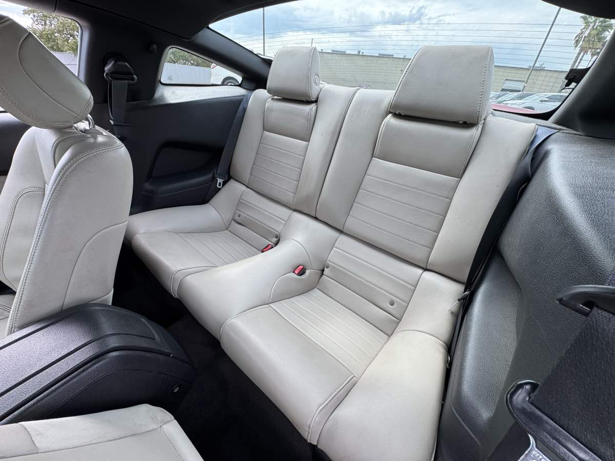 2013 Ford Mustang V6 Premium photo 21