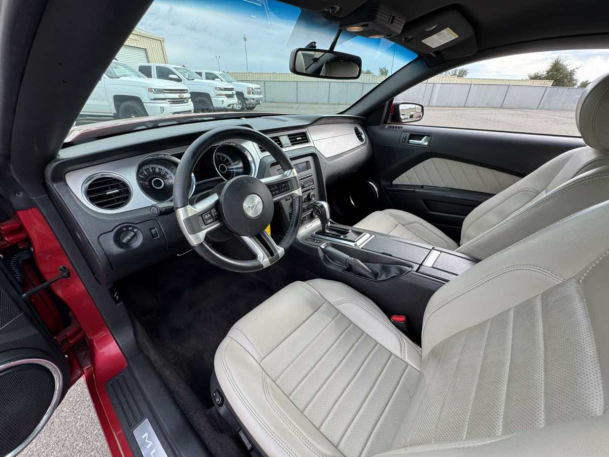 2013 Ford Mustang V6 Premium photo 22