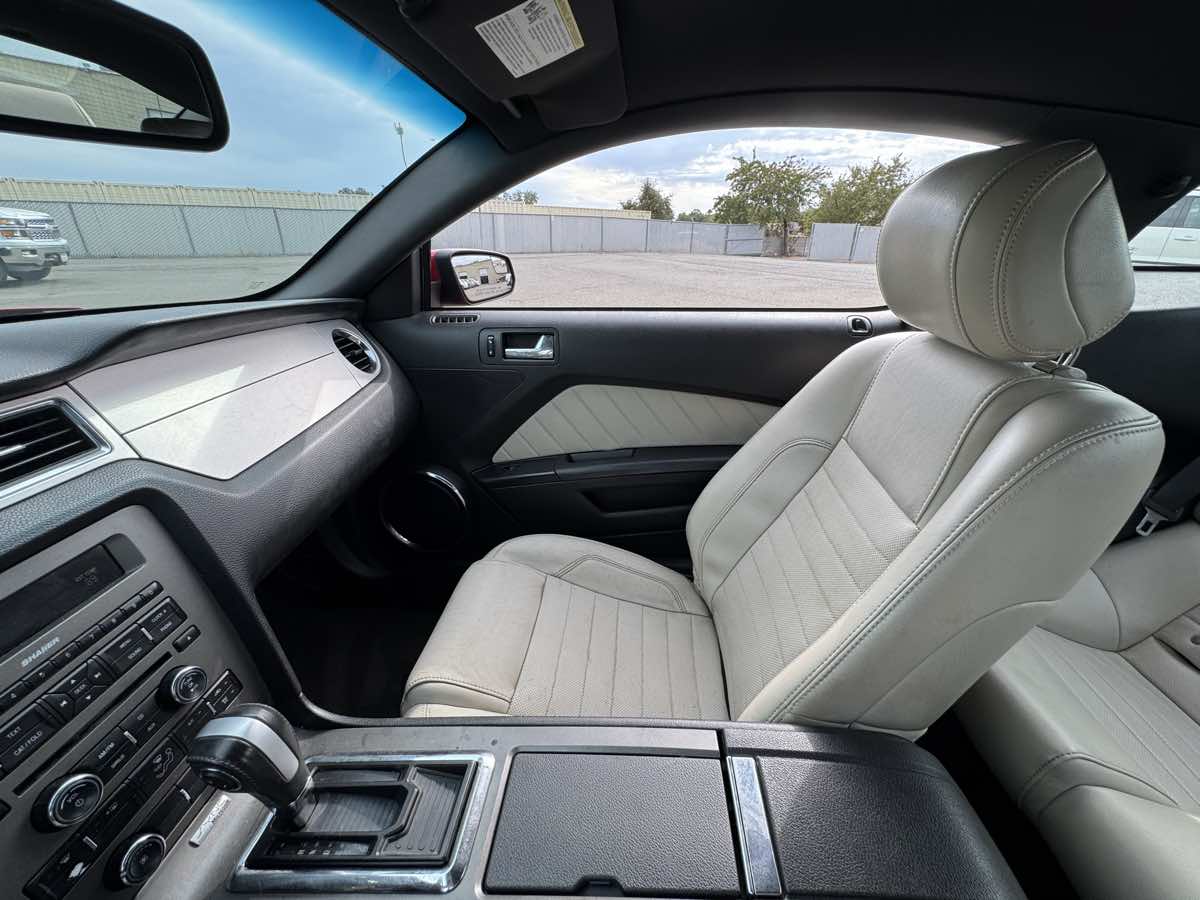 2013 Ford Mustang V6 Premium photo 26