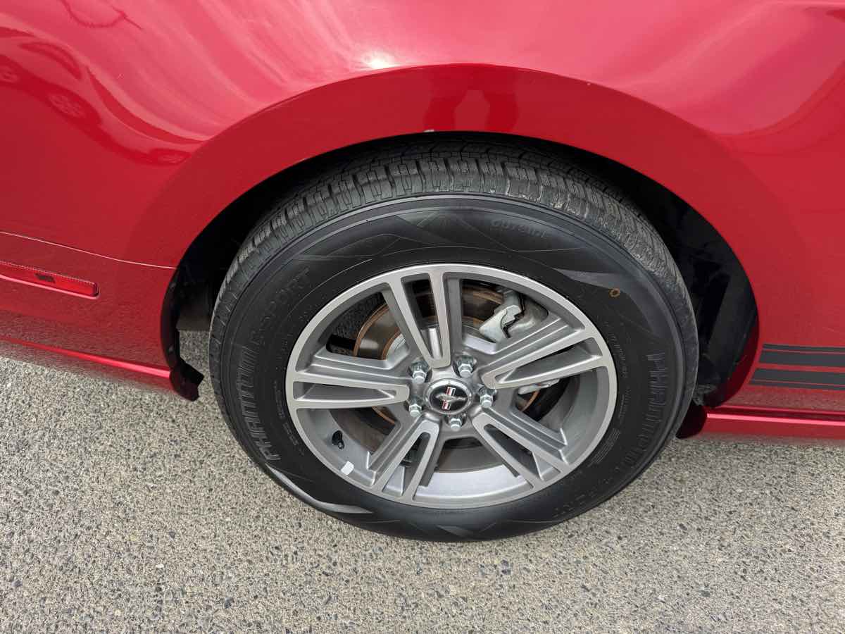 2013 Ford Mustang V6 Premium photo 29