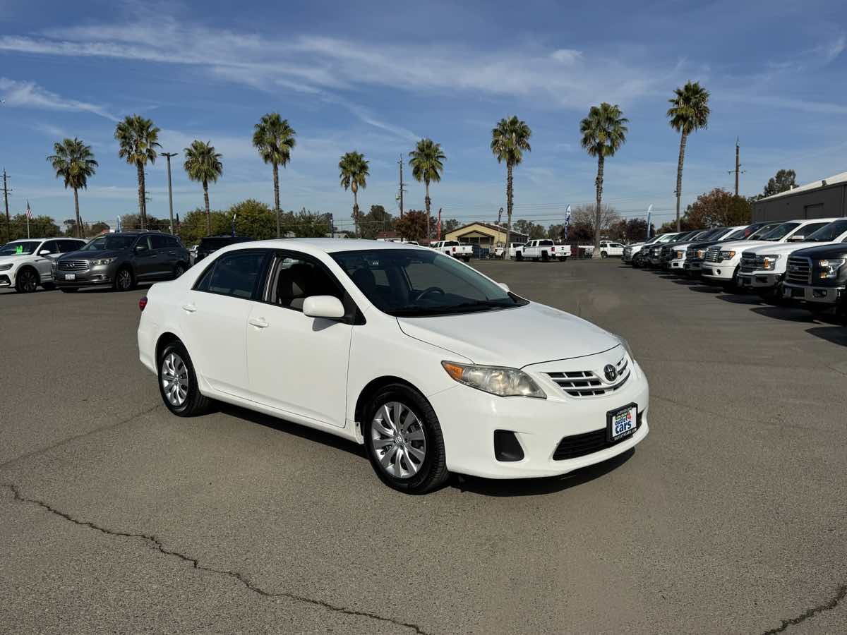 2013 Toyota Corolla LE photo 2