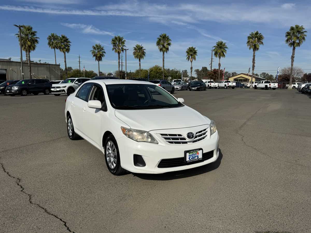 2013 Toyota Corolla LE photo 3
